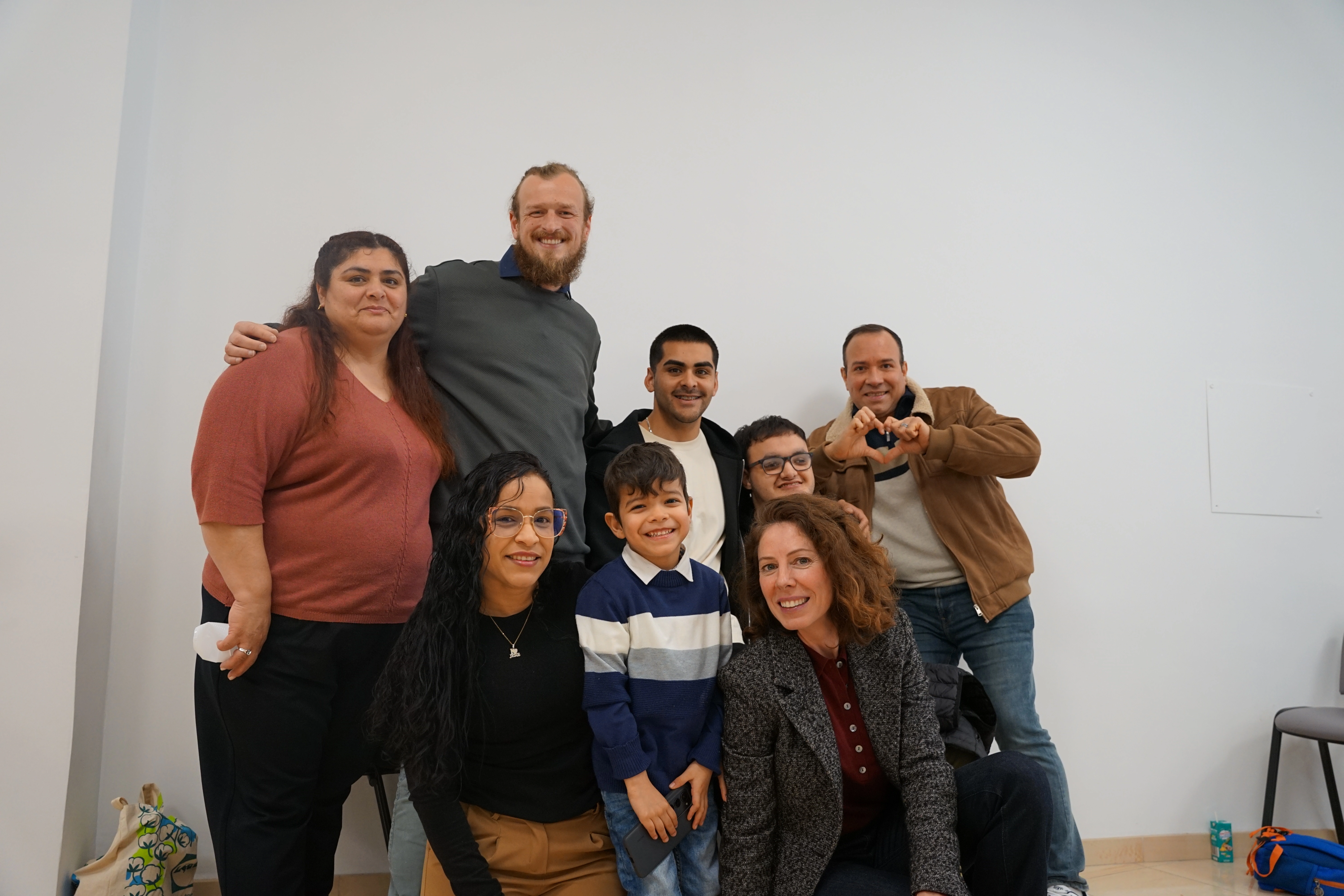 Familia de la iglesia reunida con alegría