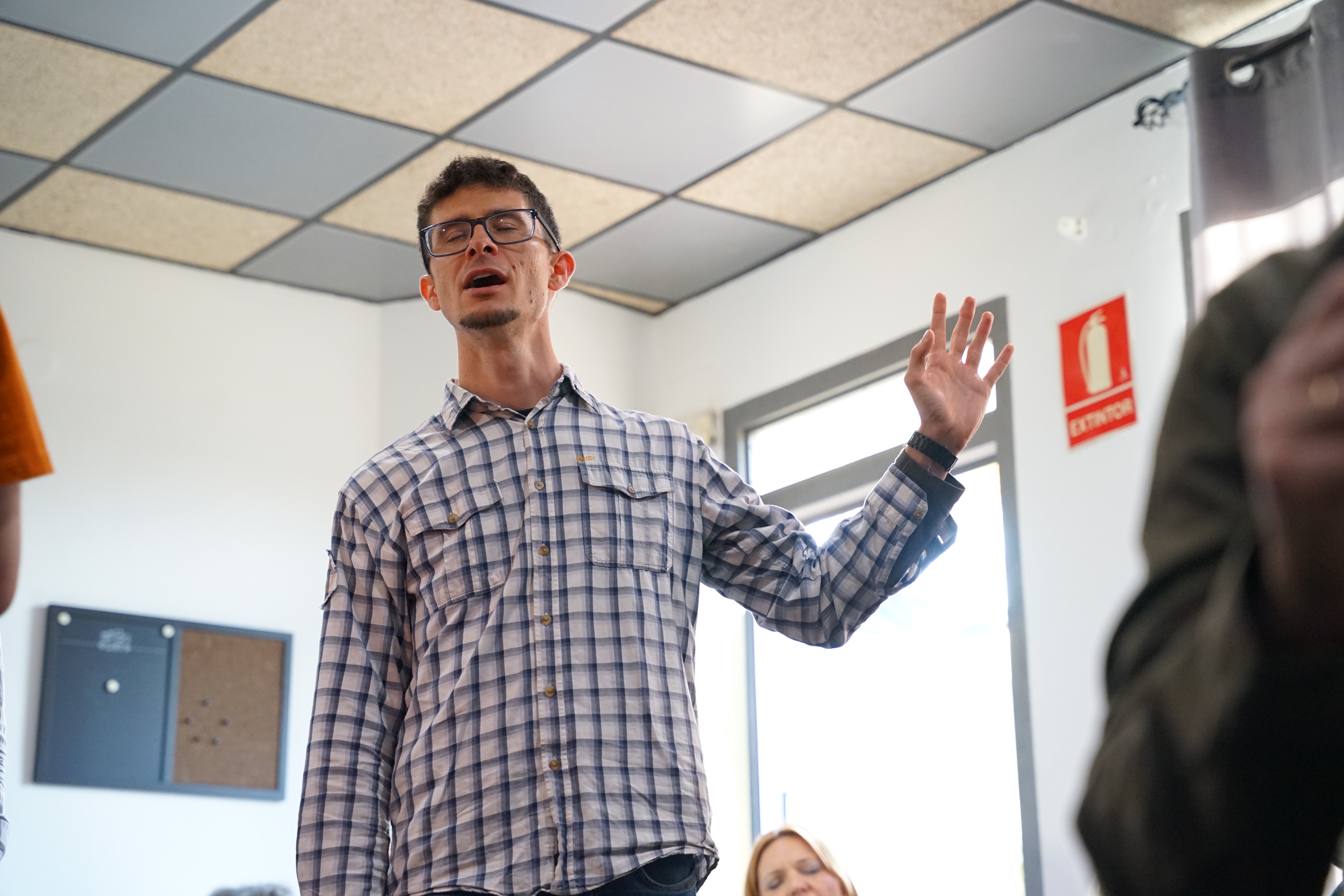 Comunidad de fe adorando en la Iglesia Cristiana Renacer de Torrox Costa